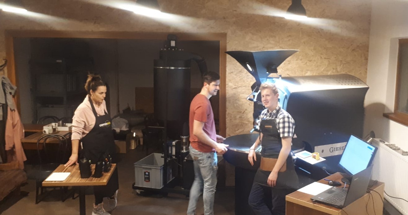 Tým CoffeeBee zrovna slezl z kávovníku